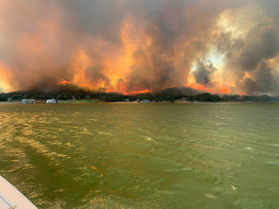 Incendio forestal devasta zona de Texas y pone casas en peligro