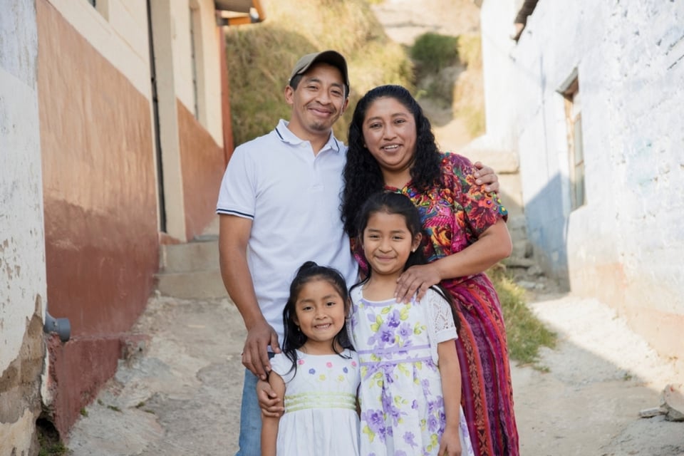 Hispana, familia, protección, MundoNow, familia hispana