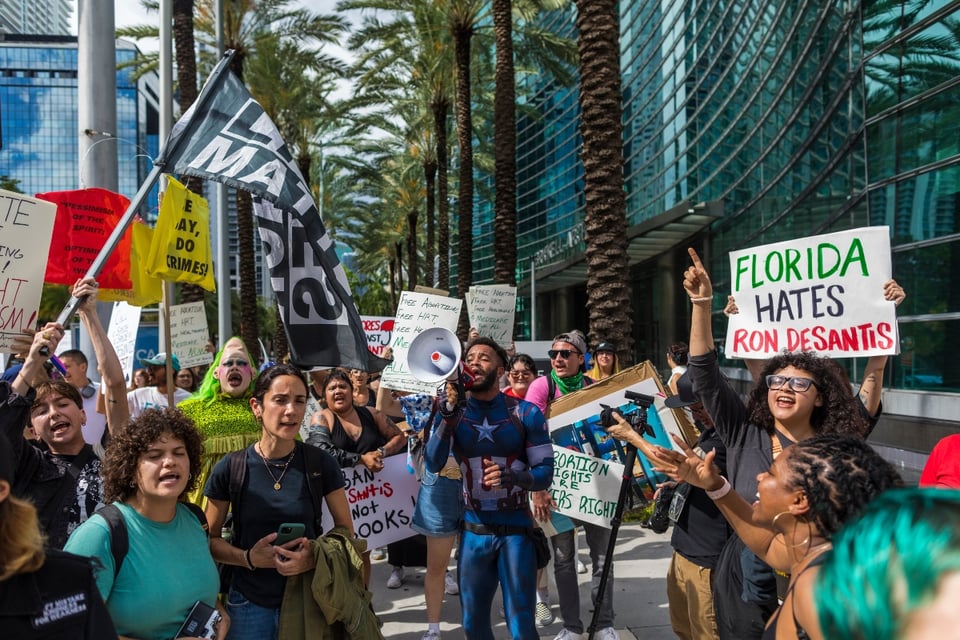 «Sin nosotros no hay Florida». Miles de latinos se reunieron para manifestarse contra la ley de inmigración de Ron DeSantis