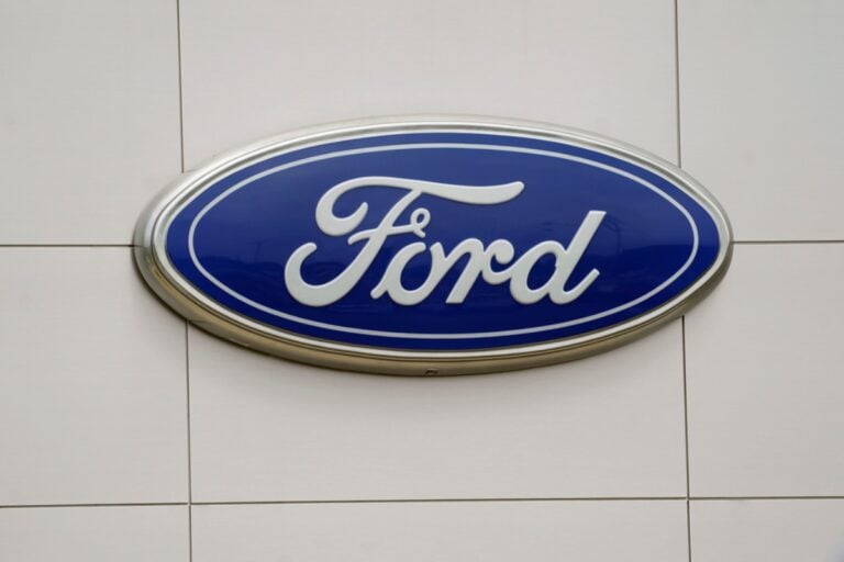 Emiten llamado a revisión de Ford para famosas camionetas Explorers en EEUU