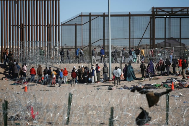 ¡Migrantes se rebelan! 200 personas fueron deportadas por EEUU y lanzan petición
