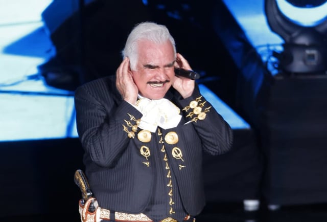 Photos of Vicente Fernández’s grave show something strange (PHOTOS)