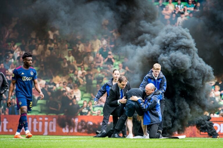Terror en partido de fútbol; aficionados invaden el campo y lanzan bombas de humo