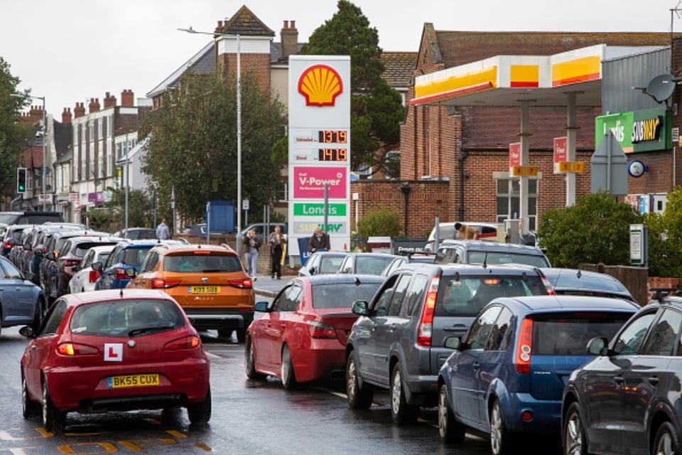 Precio de la gasolina alcanza un nuevo máximo en EEUU, ya supera los $5