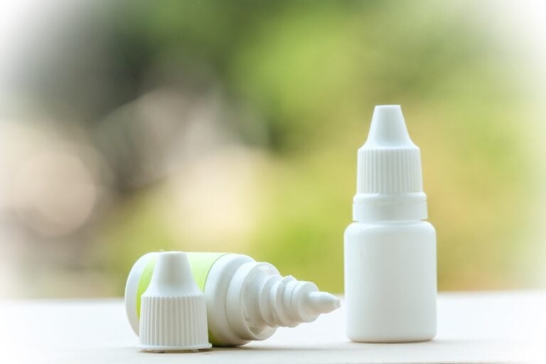 Encuentran bacteria en gotas para los ojos que ha causado muertes en EEUU y las retiran del mercado