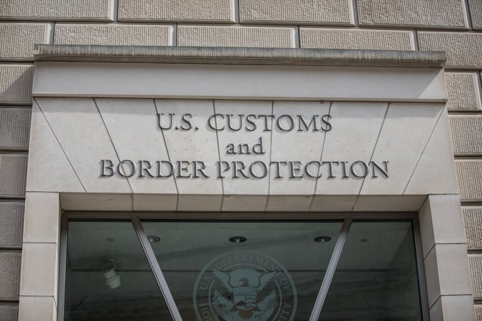 ICE arresta a madre hispana de manera violenta