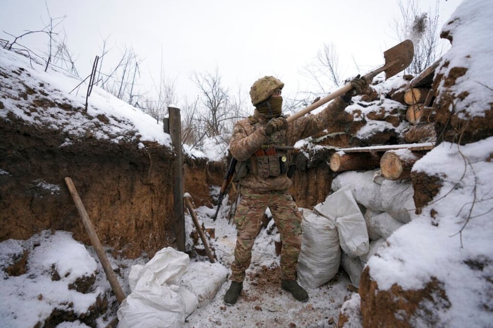 Ucrania a punto de la guerra contra Rusia; muestran a soldados armados