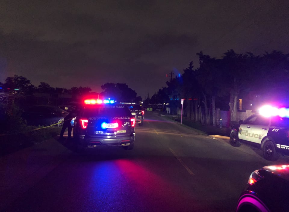 El agente de la ley fue relevado de su cargo y entregó su placa