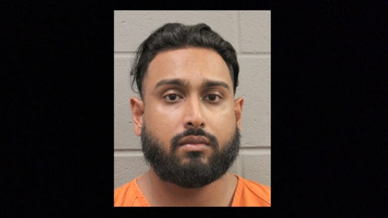 El policía Galib Waheed Chowdhury le disparó a su esposa en el rostro