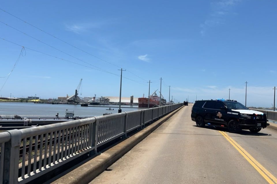 Barcaza choca contra un puente en Galveston, Texas