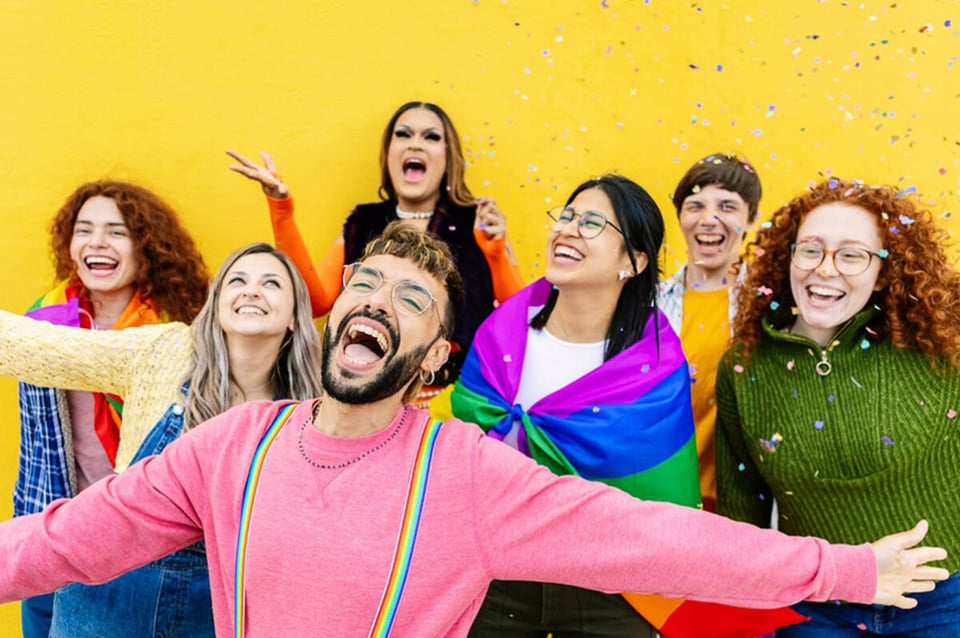 Comunidad LGBT, jóvenes, amigos, celebrando, orgullo gay