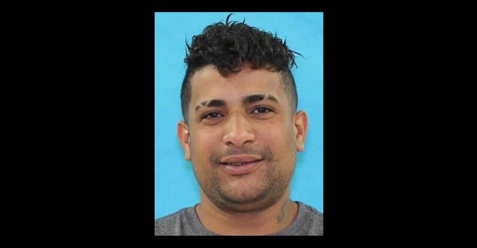 ¡Lo matan frente a su esposa! Geikel Ruiz Domínguez tiene una orden de arresto por un homicidio a tiros (FOTOS)