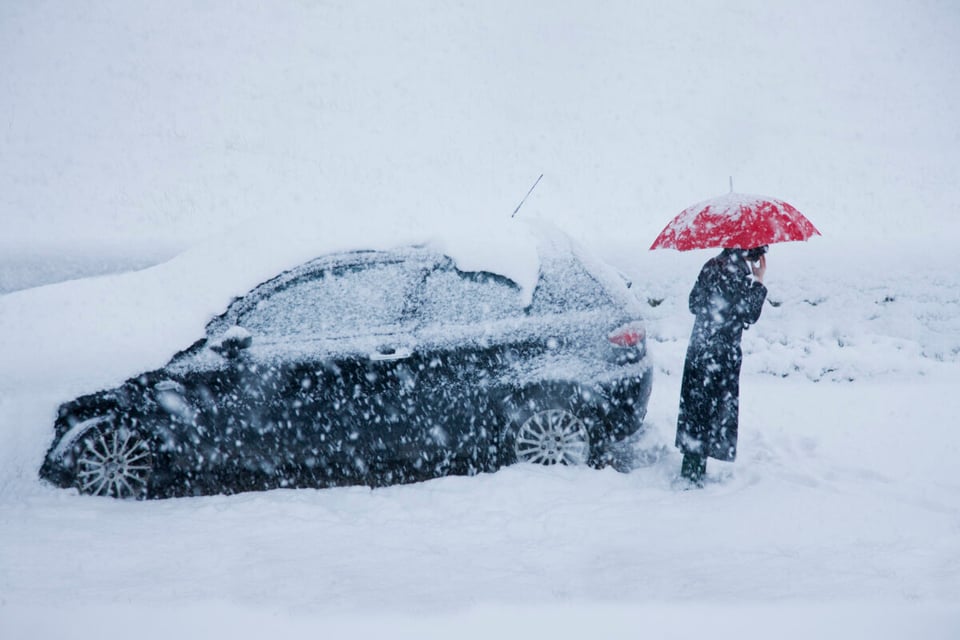 coche averiado, parada de autobús nevada, Milwaukee, resbalón en el hielo, mundonow