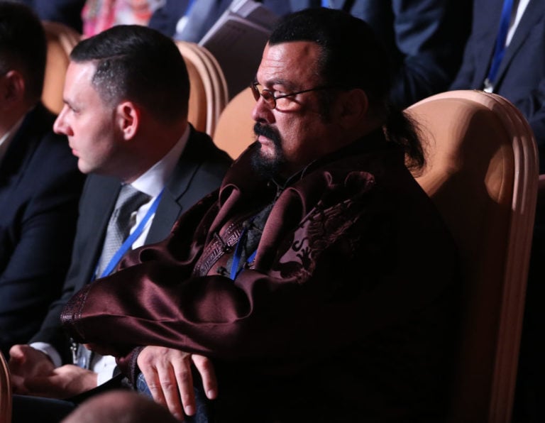 El actor Steven Seagal acusa a Zelenski de crímenes de guerra, muestra su apoyo a Putín