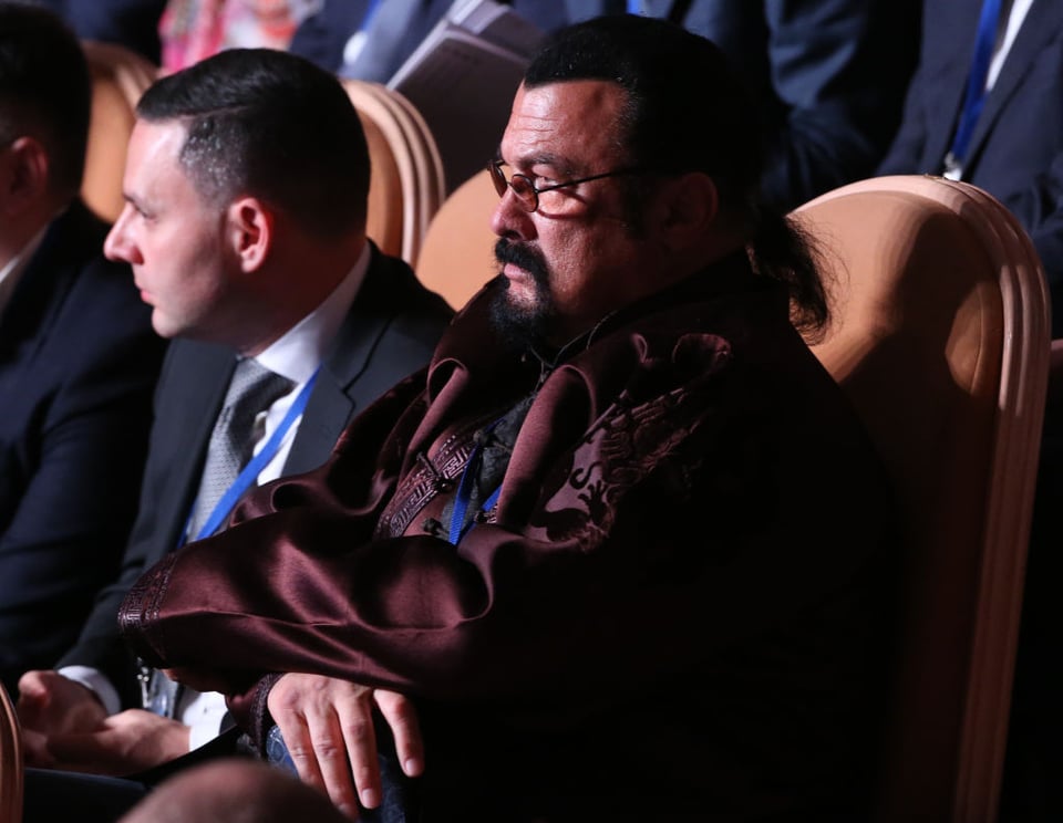 El actor Steven Seagal acusa a Zelenski de crímenes de guerra, muestra su apoyo a Putín featured image