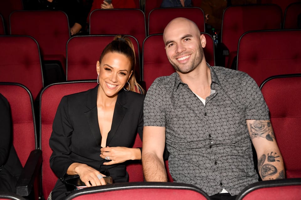 Jana Kramer ‘resintió’ pagar manutención a los hijos de Mike Caussin luego de haberla engañado (FOTOS) featured image