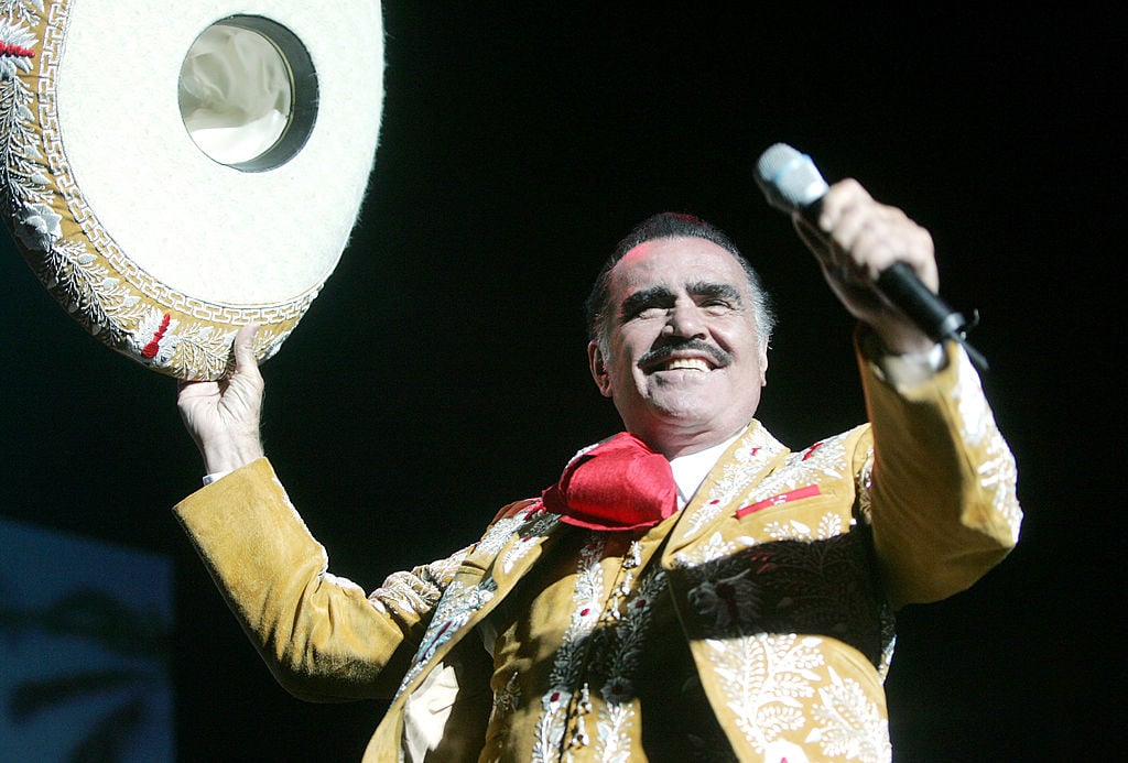 ¿Problemas con el alcohol? Viuda de Vicente Fernández fue captada tomándose un tarro de cerveza (FOTOS)