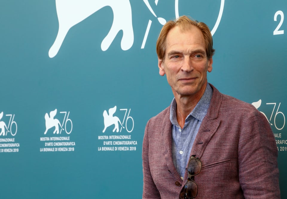 Autoridades confirman posible causa de muerte del actor Julian Sands