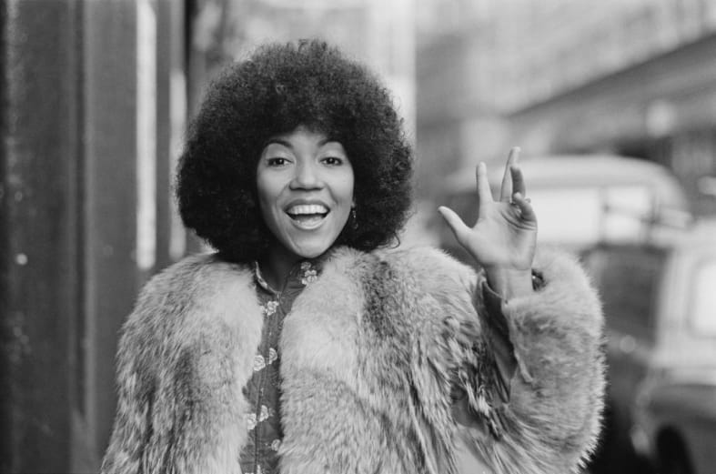 Soul icon singer-songwriter Linda Lewis dies at 72 (PHOTOS)