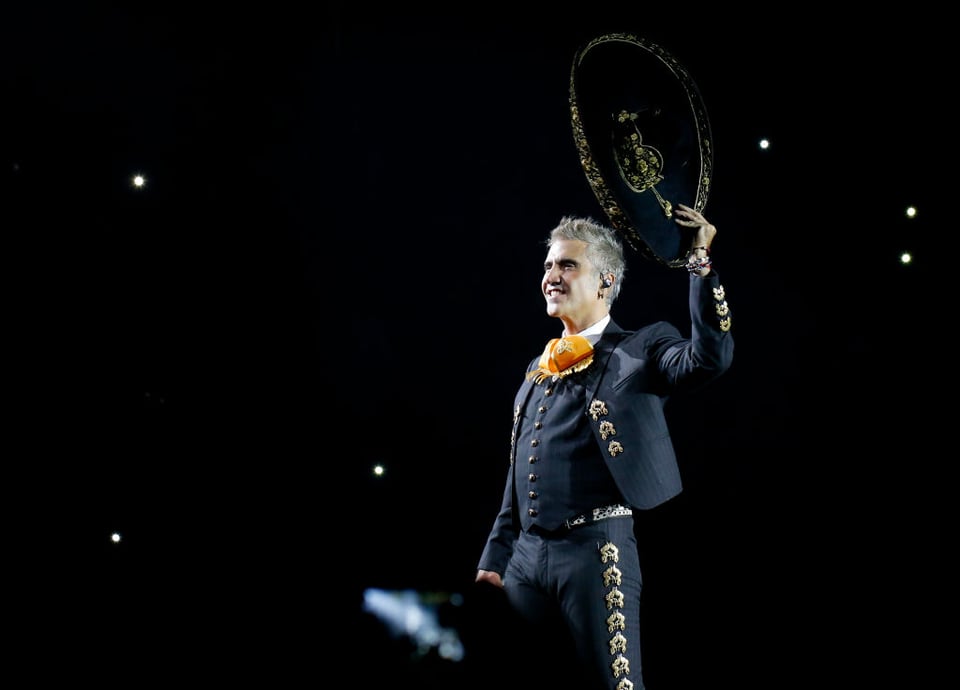 Alejandro Fernández recibe críticas por su voz afeminada