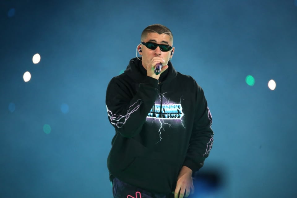MET GALA 2022: Le llueven miles de criticas a Bad Bunny por su atuendo