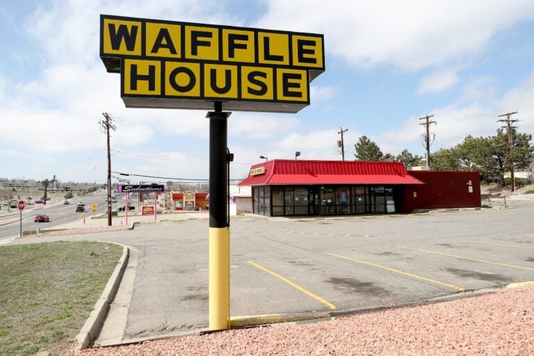 Captan a famosa cantante trabajando como mesera en Waffle House