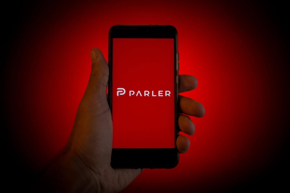 La adquisición traería beneficios a Parler