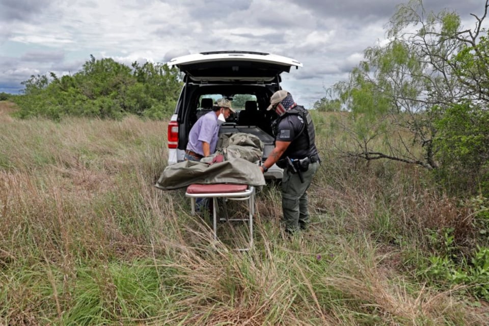 Policía difunde impactante foto de cadáver de mexicano colgado en un árbol de Texas
