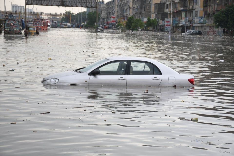 Auto cayó a un río y murieron siete miembros de una familia durante lluvias en Pakistán