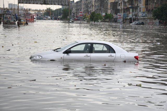 Auto cayó a un río y murieron siete miembros de una familia durante lluvias en Pakistán