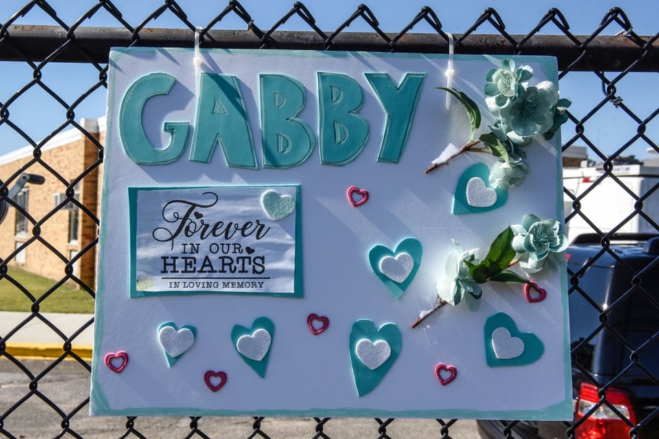 Difunden fotografías de Gabby Petito y Brian Laundrie en anuario de la secundaria