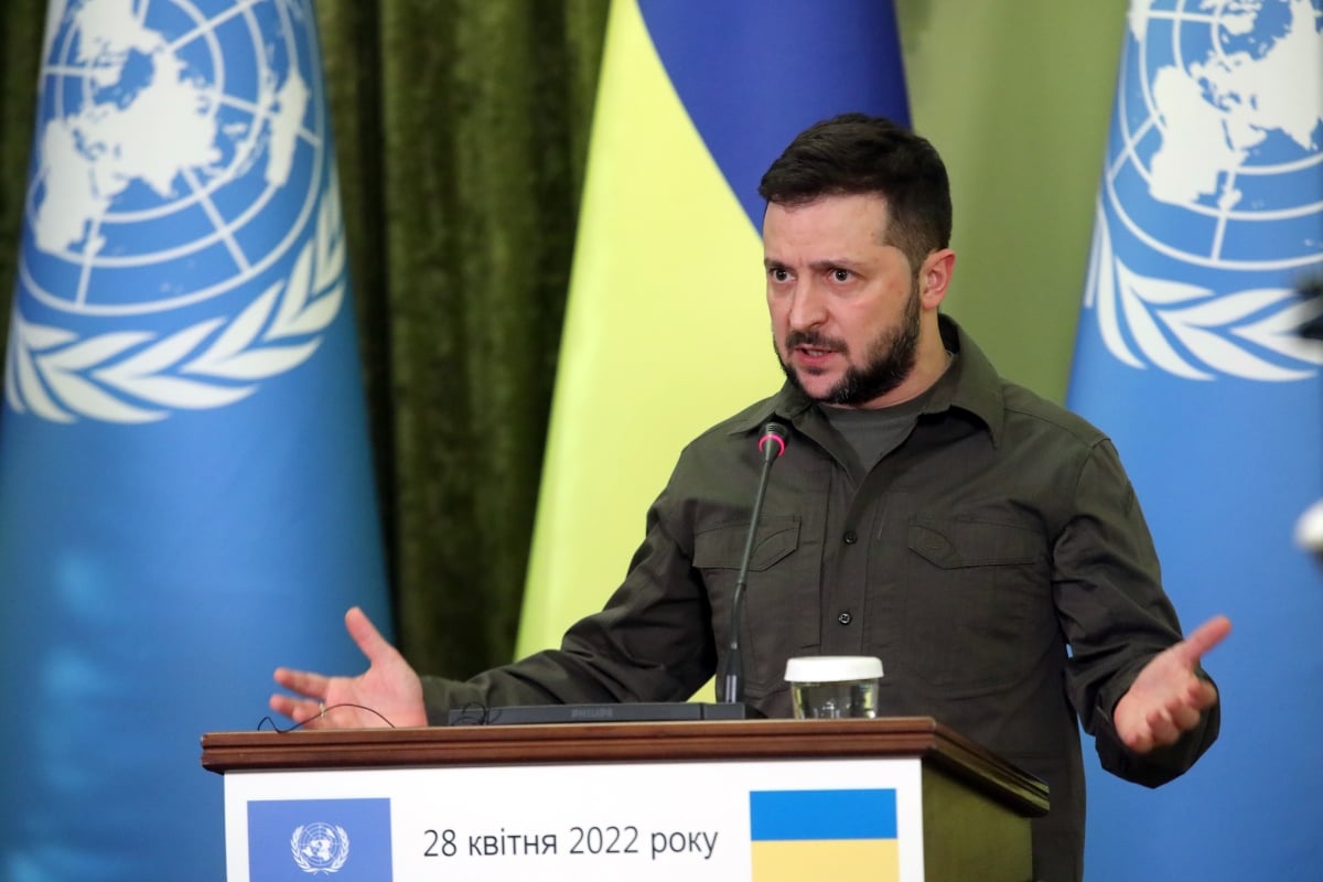Volodymyr Zelenski destituye comandante