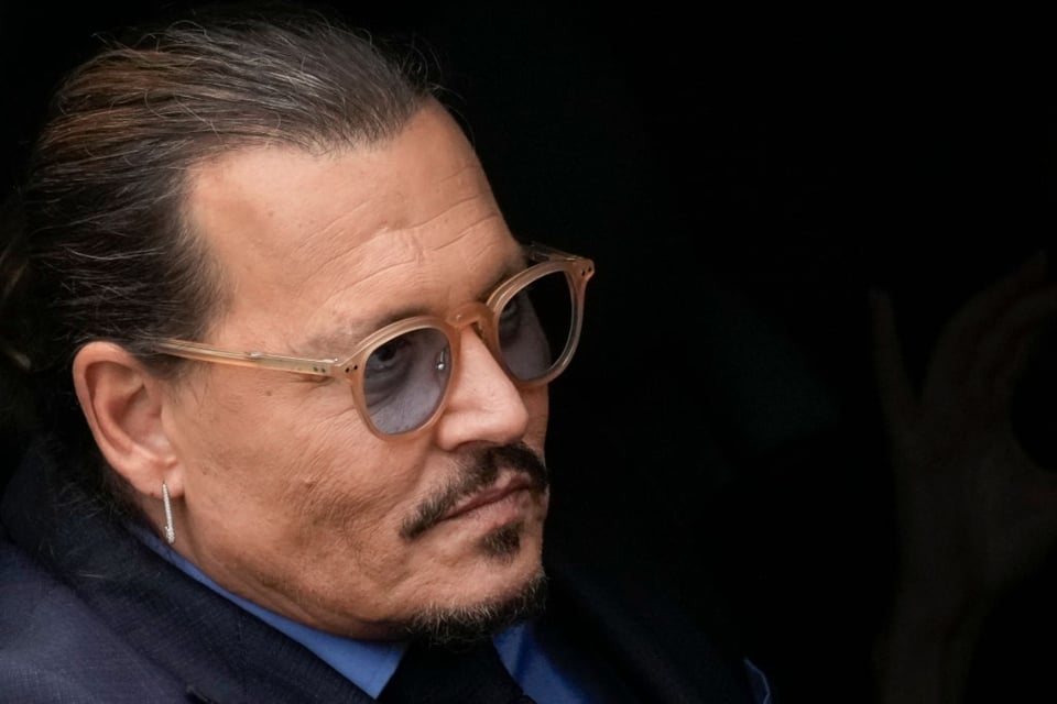 Al espera del jurado, Johnny Depp apareció ‘rockeando’ en Londres