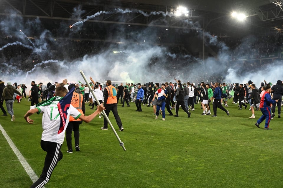Aficionados invaden cancha de fútbol y atacan a los jugadores con bengalas (VIDEO) featured image