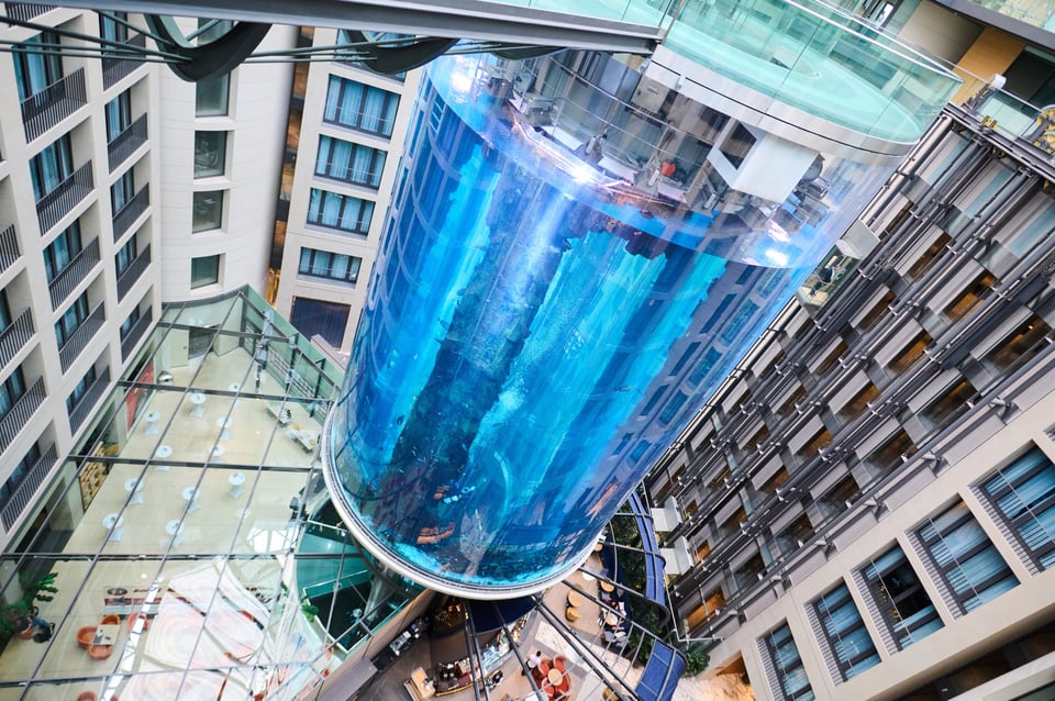 Acuario en Berlín estalla con 1500 peces dentro