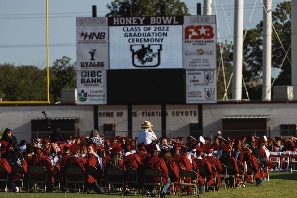 Estudiantes de la secundaria de Uvalde se gradúan en conmovedora ceremonia
