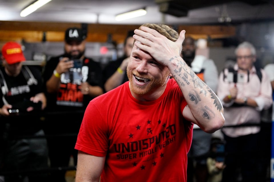 Canelo Álvarez recibe extraña petición en plena ceremonia de pesaje