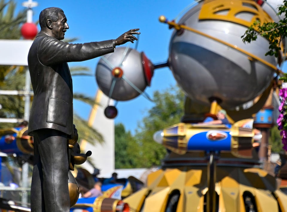 Disneyland hace 'considerable' incremento en sus precios y causa descontento
