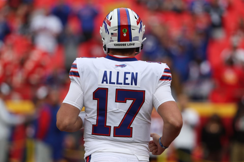 Josh Allen de Bills será titular contra Vikings a pesar de lesión en el codo