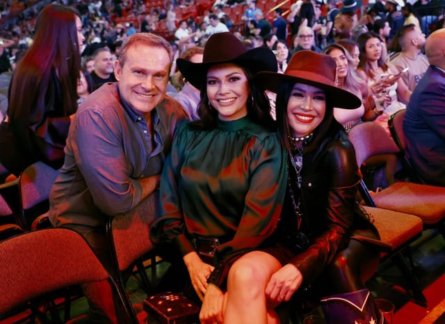 So flirty! Christian Nodal surprises Ana Patricia in the middle of a concert (VIDEO)