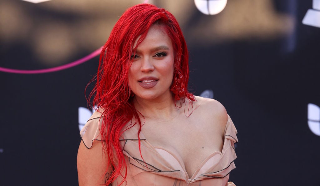 Karol G se fotografía con los ‘pantis’ abajo y haciendo sus necesidades (FOTOS)