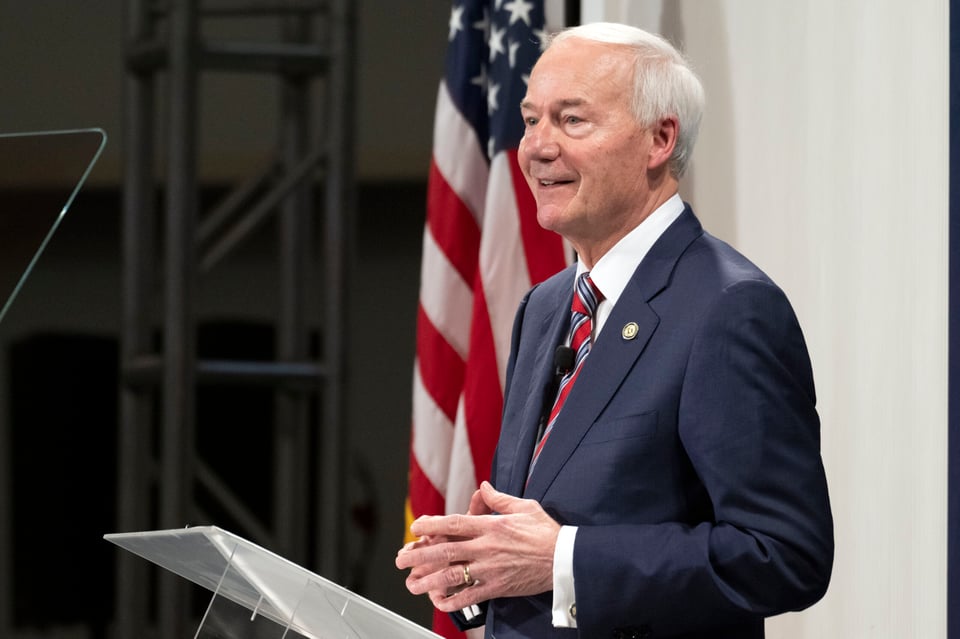 El exgobernador Asa Hutchinson anuncia candidatura a la presidencia de EEUU