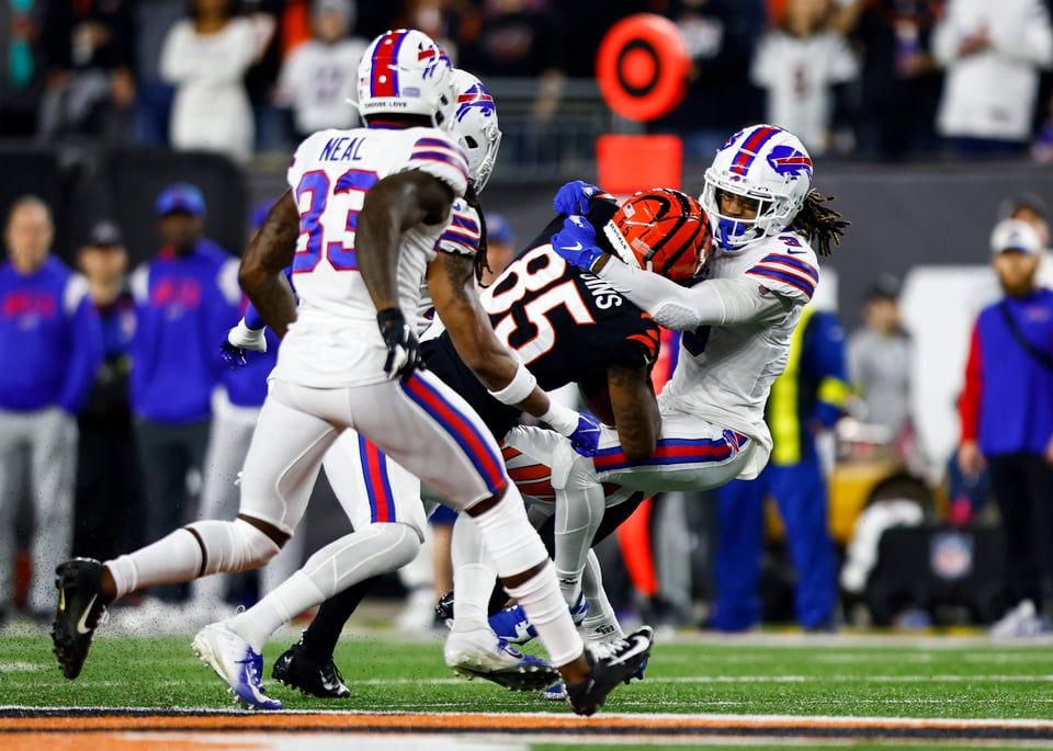 Jugador de los Buffalo Bills, Damar Hamlin, colapsa tras tacleada (VIDEO) featured image