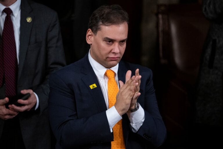 El congresista republicano George Santos es arrestado e imputado con 13 cargos