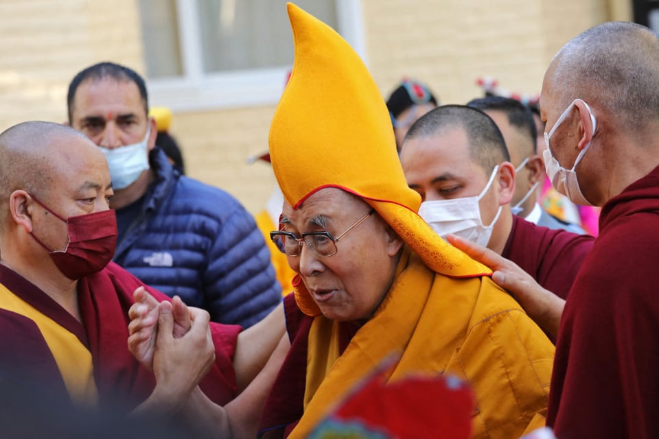 El Dalai Lama se disculpa video besando a niño