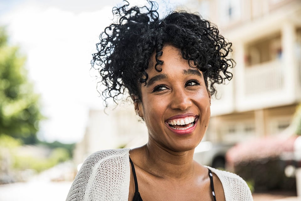 estilo, pelo rizado, mujer, sonriente, MundoNOW