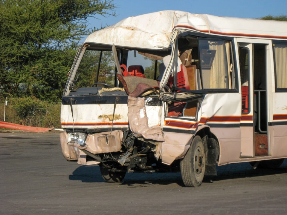 Autobús dañado por choque