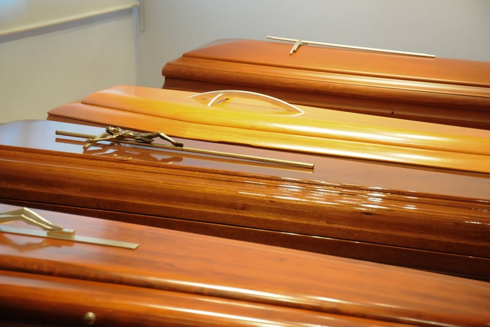 CURIOSO: Ataúdes quedaron colgando en el aire después de un desastre en un cementerio