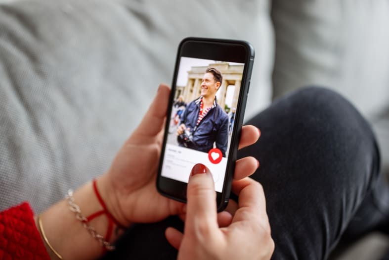 How to check your boyfriend’s cell phone without him suspecting