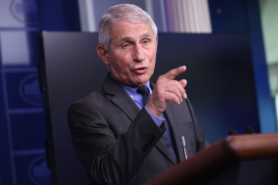 Fauci sobre omicrón: EEUU debe prepararse para la variante porque «inevitablemente estará aquí” featured image